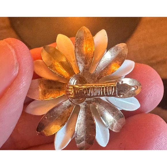 VINTAGE SARAH COV FLOWER CLIP ON EARRINGS - Picture 3 of 3